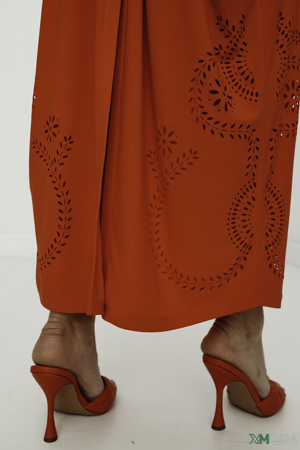 Платье Tricot Chic алое с вырезом