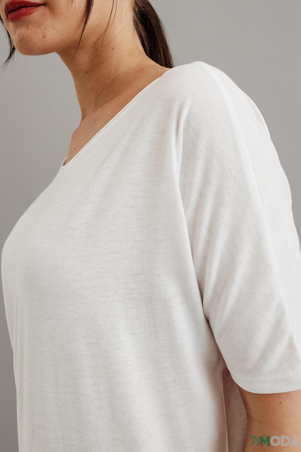 Футболка QS женская белая с вырезом