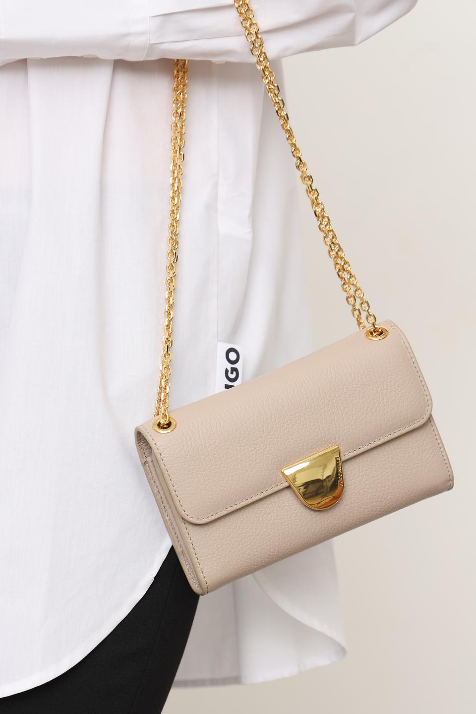 Сумка Coccinelle бежевая на цепочке