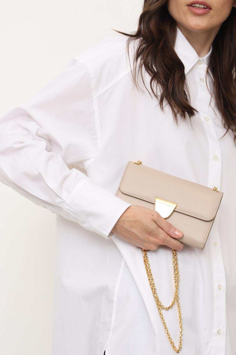 Сумка Coccinelle бежевая на цепочке