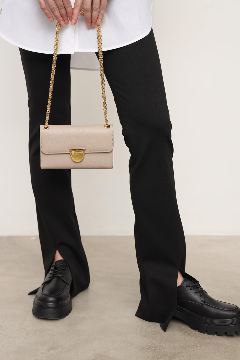 Сумка Coccinelle бежевая на цепочке