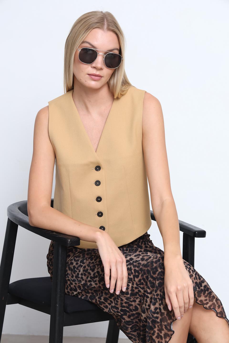 Жилет Rich and Royal бежевый