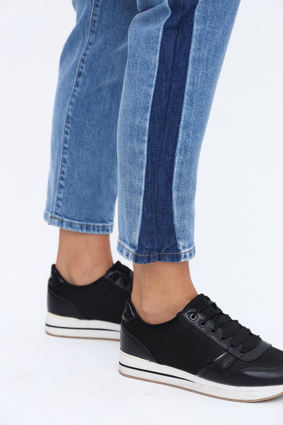 Джинсы UNQ с полосой