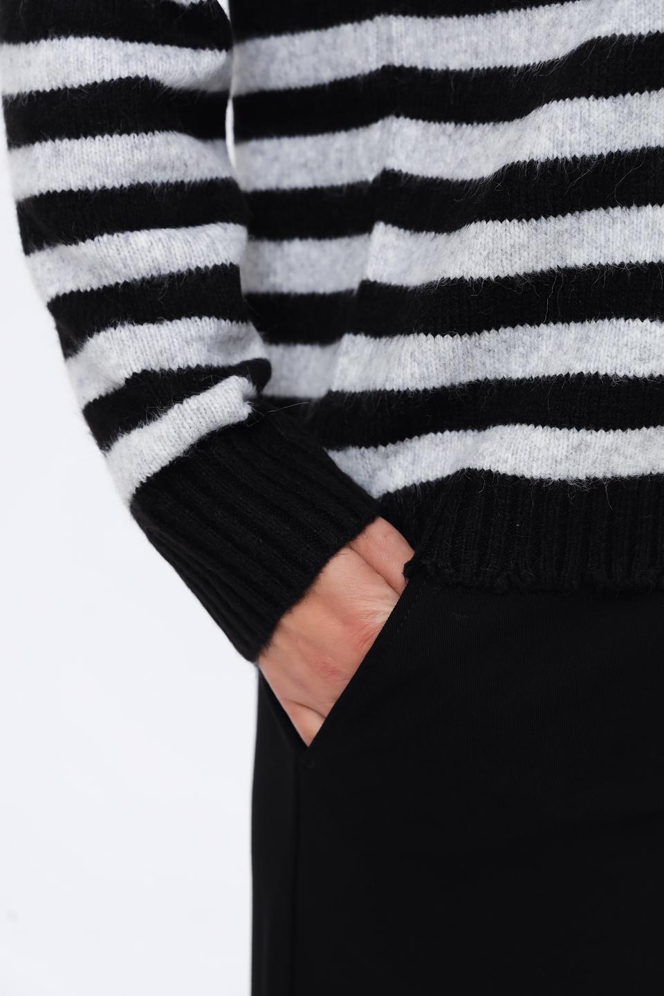 Пуловер Monari в полоску с декором