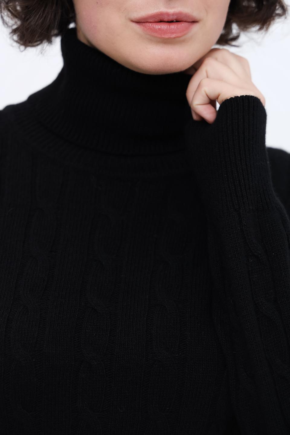 Водолазка Shade чёрная с косами