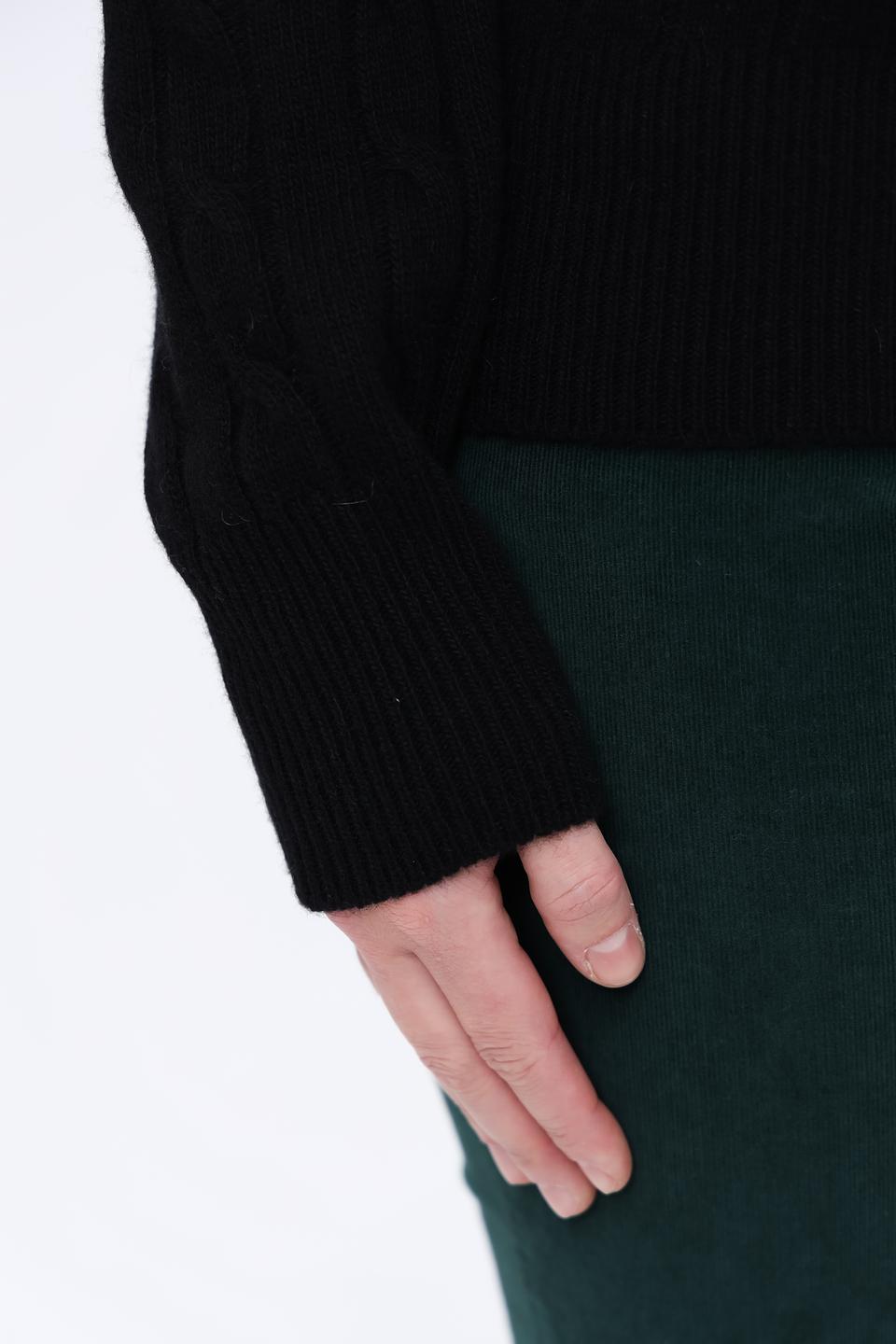 Водолазка Shade чёрная с косами