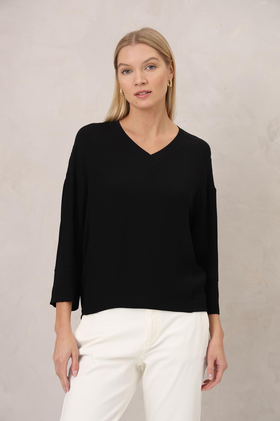 Блуза Margittes чёрная с V-образным вырезом