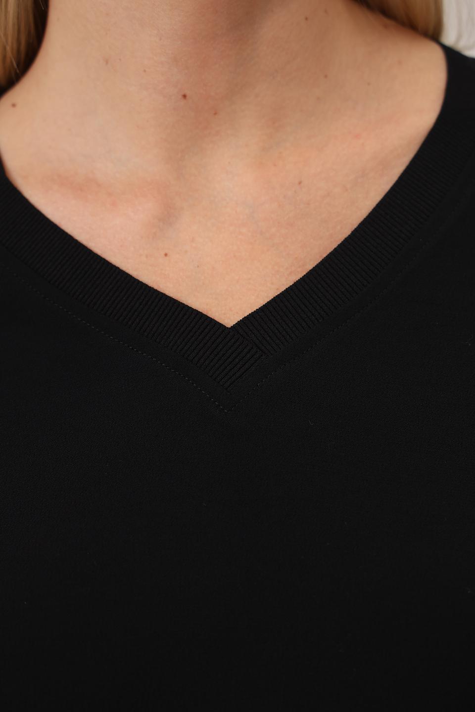 Блуза Margittes чёрная с V-образным вырезом