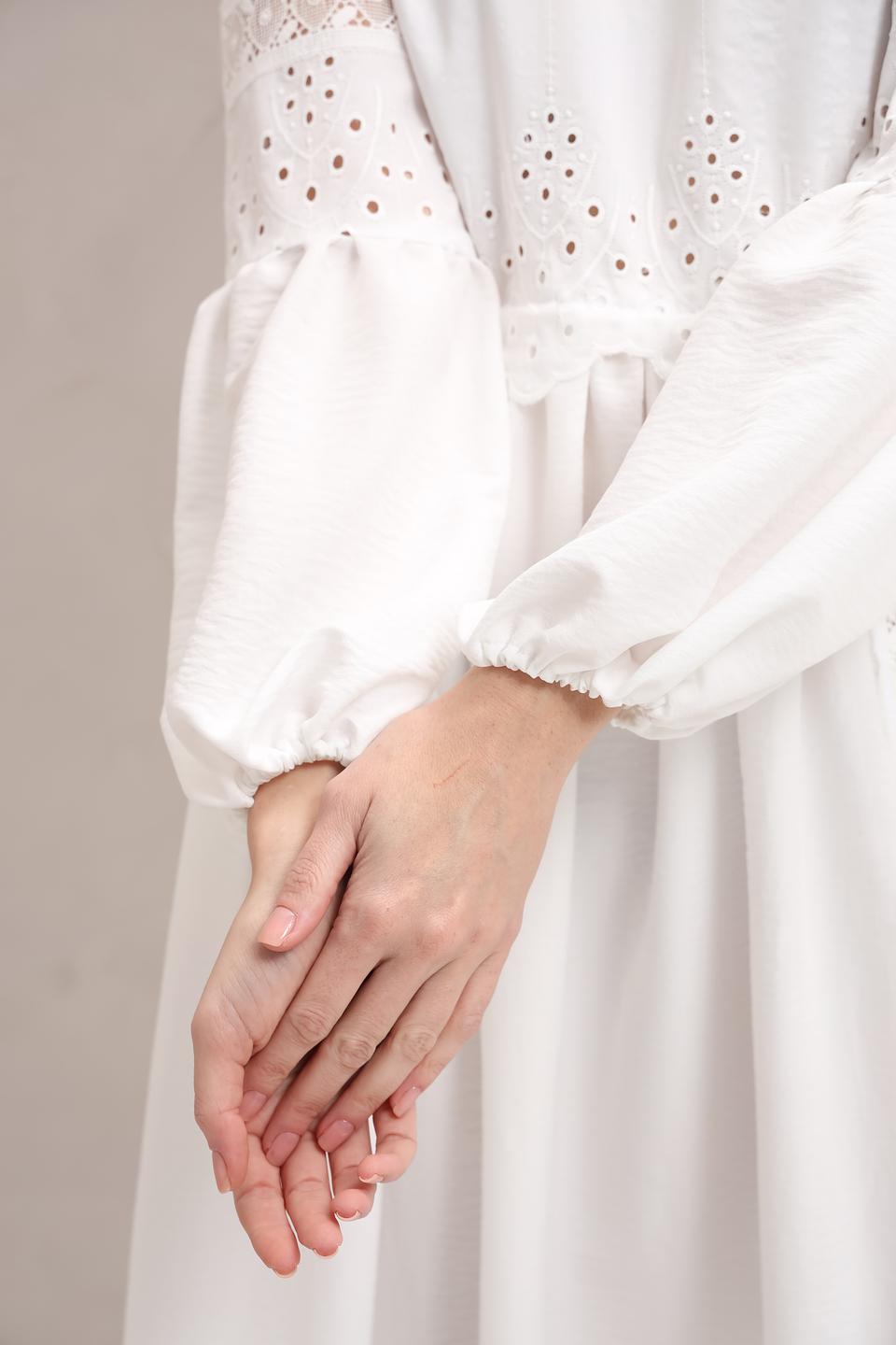 Платье Beatris с вышивкой белый