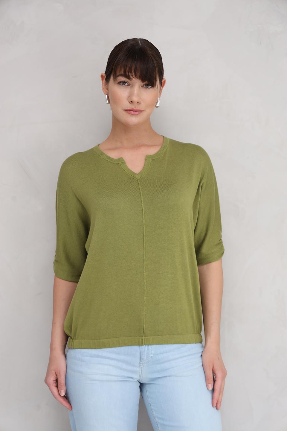 Пуловер Repeat оливковый с V-образным вырезом