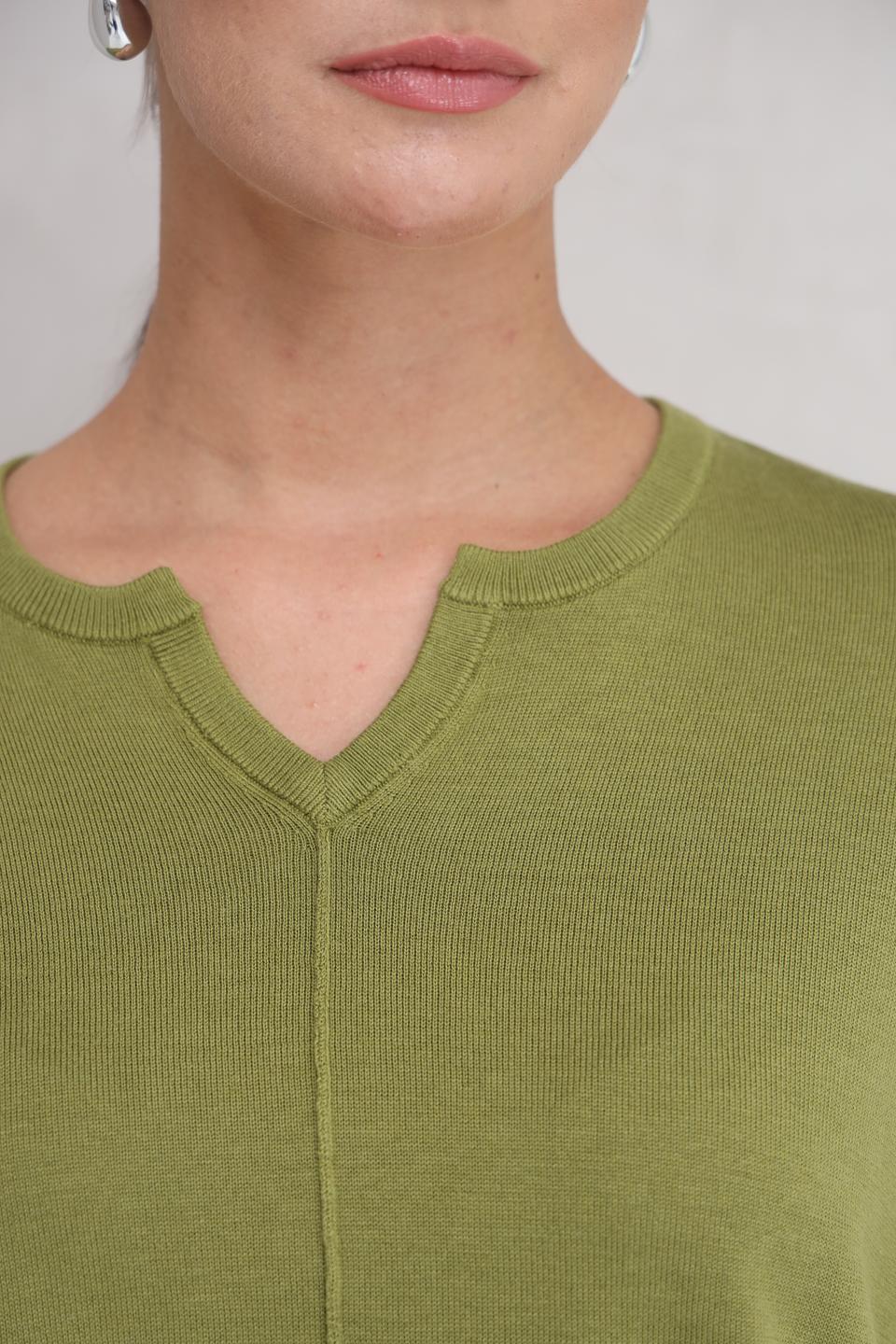 Пуловер Repeat оливковый с V-образным вырезом