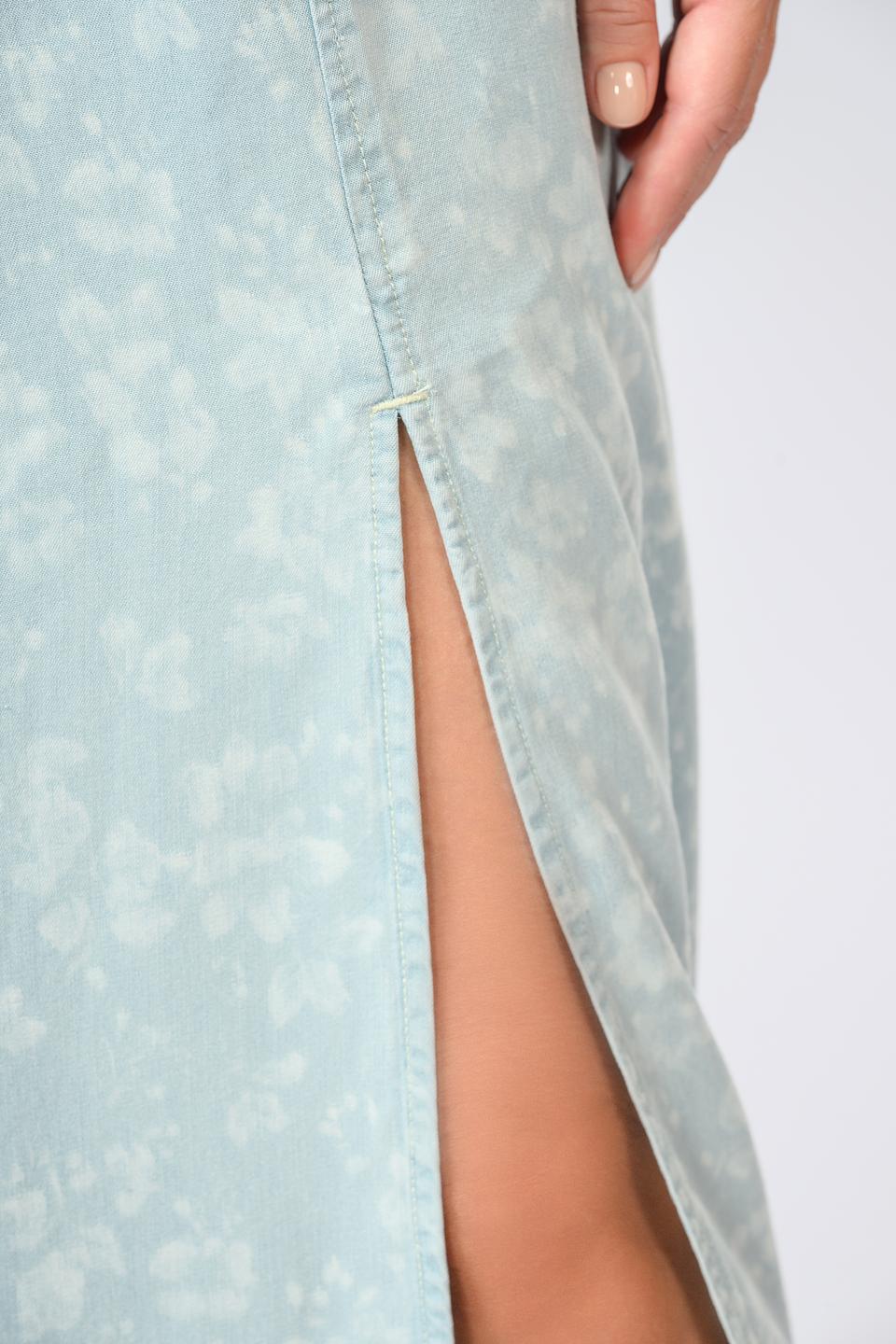 Платье Guess с цветочным принтом голубое