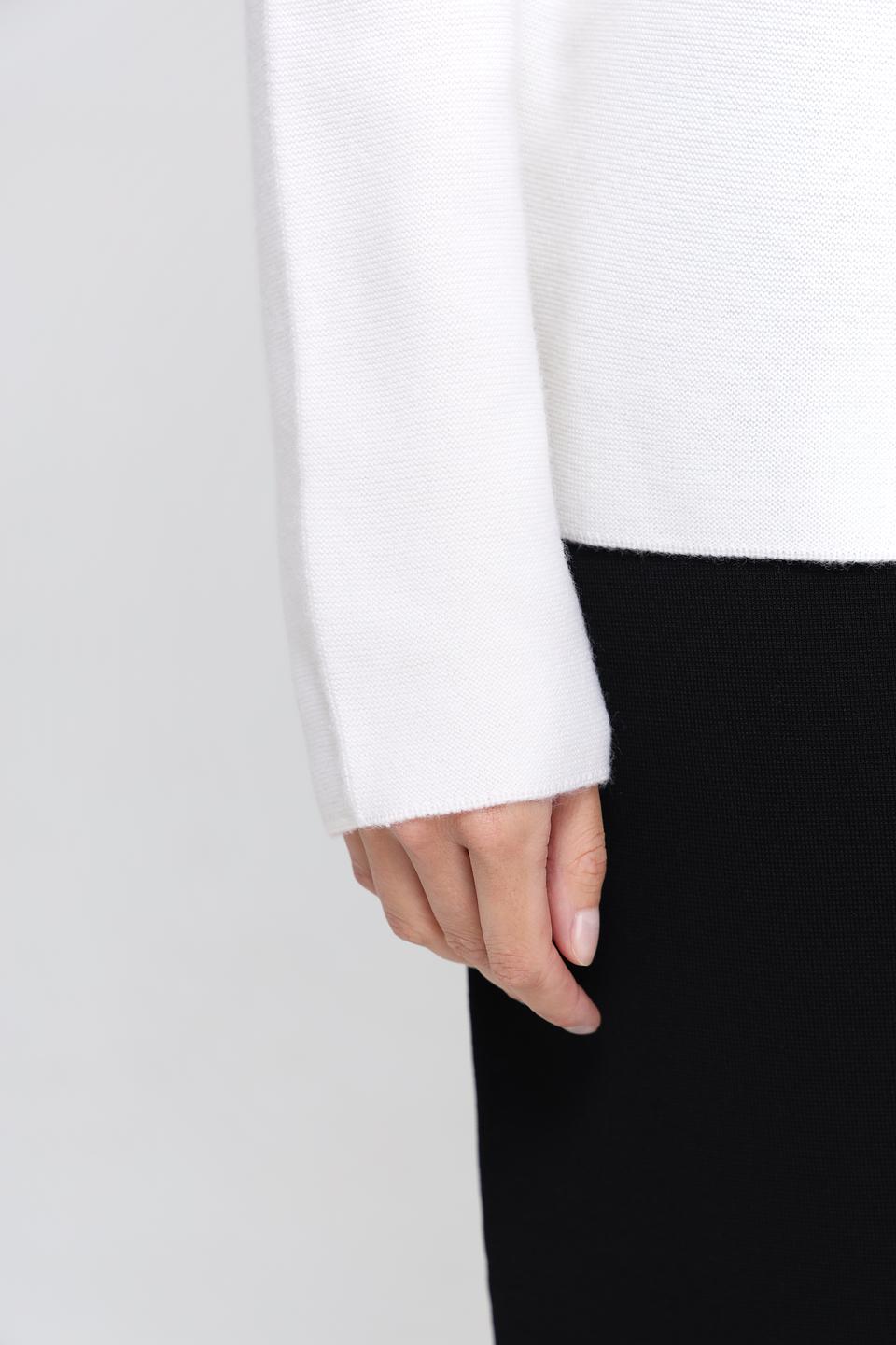 Пуловер UNQ женский белый с горлом