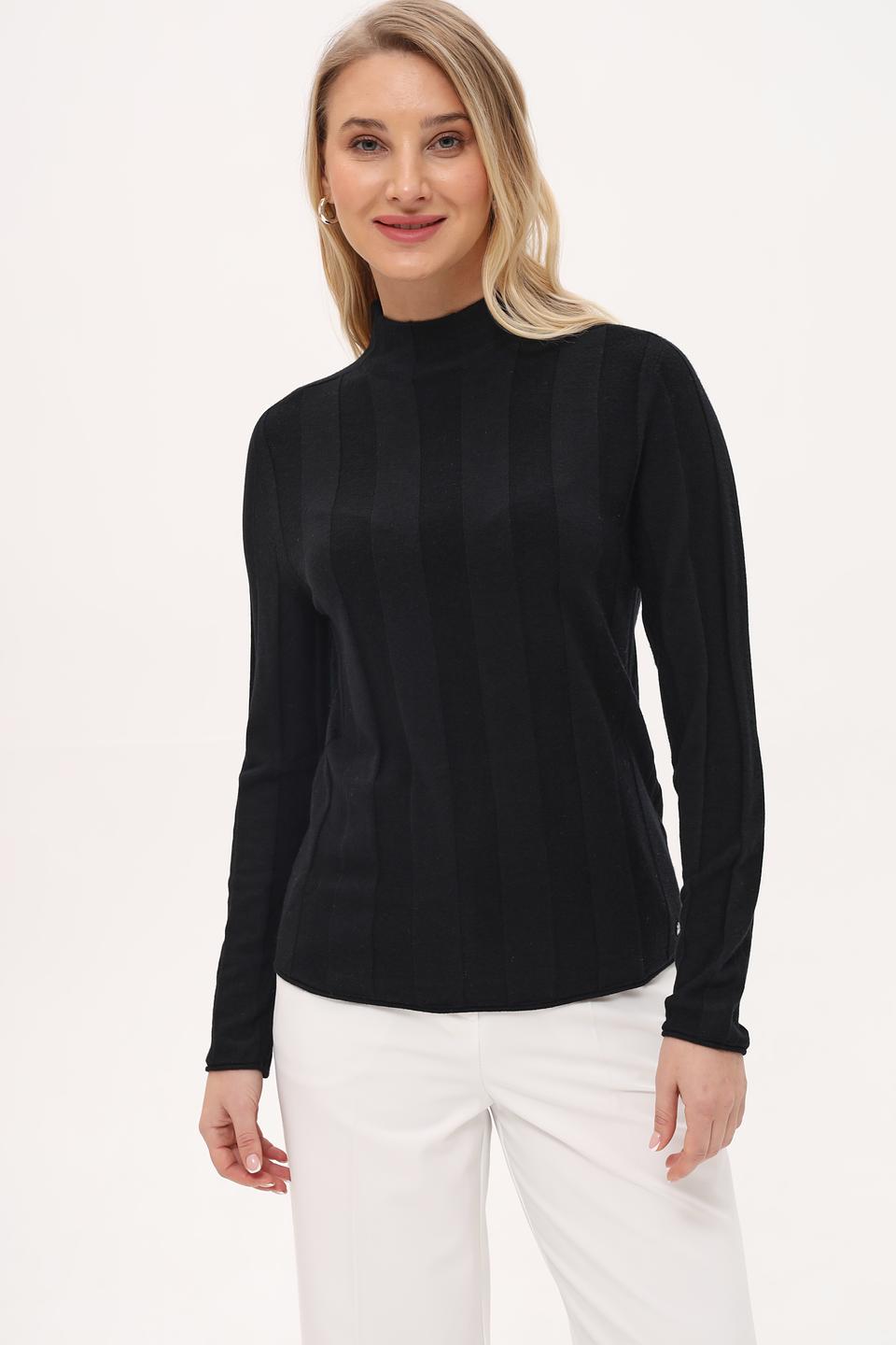 Пуловер Marc Cain чёрный с вертикальной текстурой