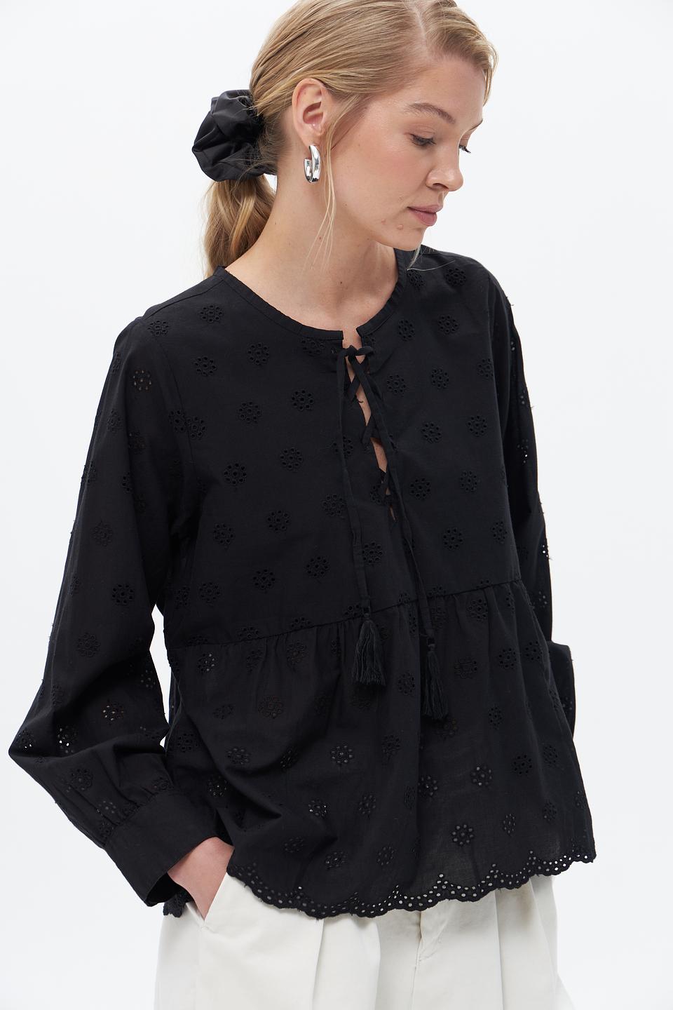 Блузка Broadway чёрная с вышивкой