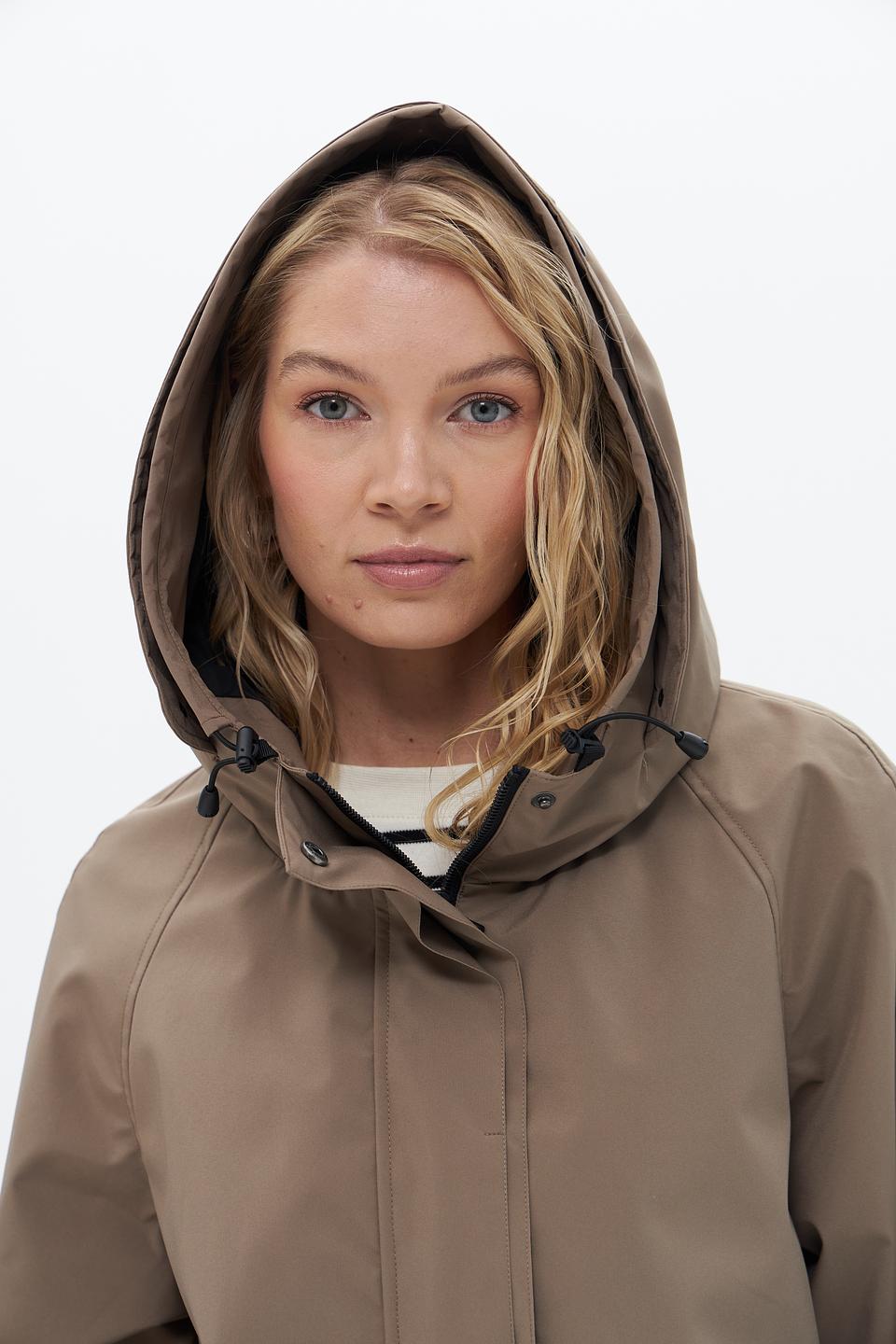 Куртка District женская бежевая