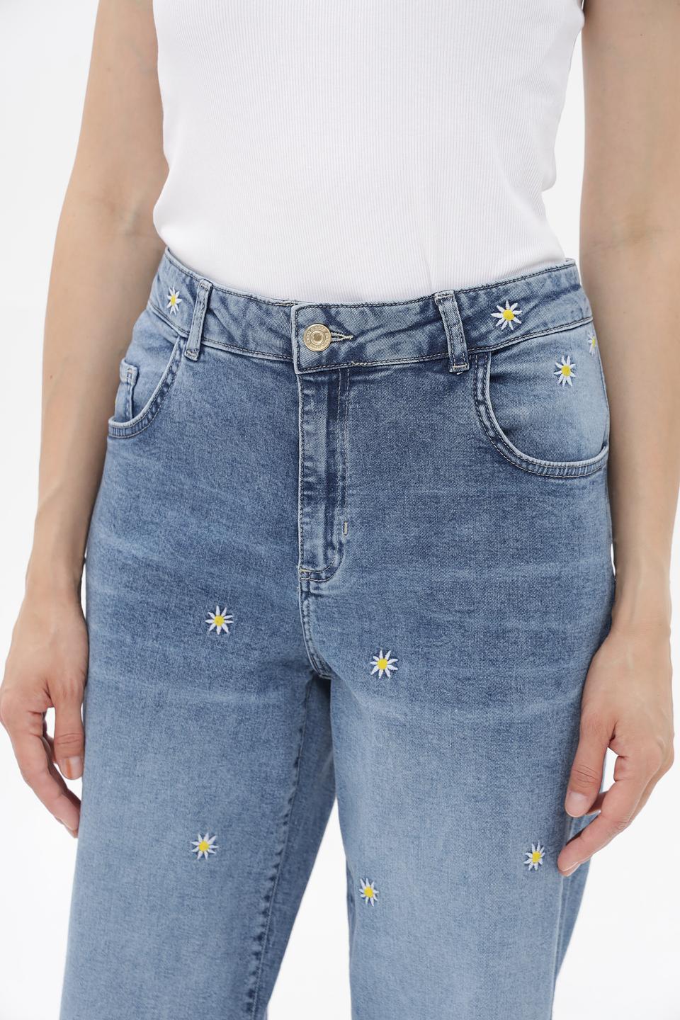 Джинсы More and More с вышивкой ромашками
