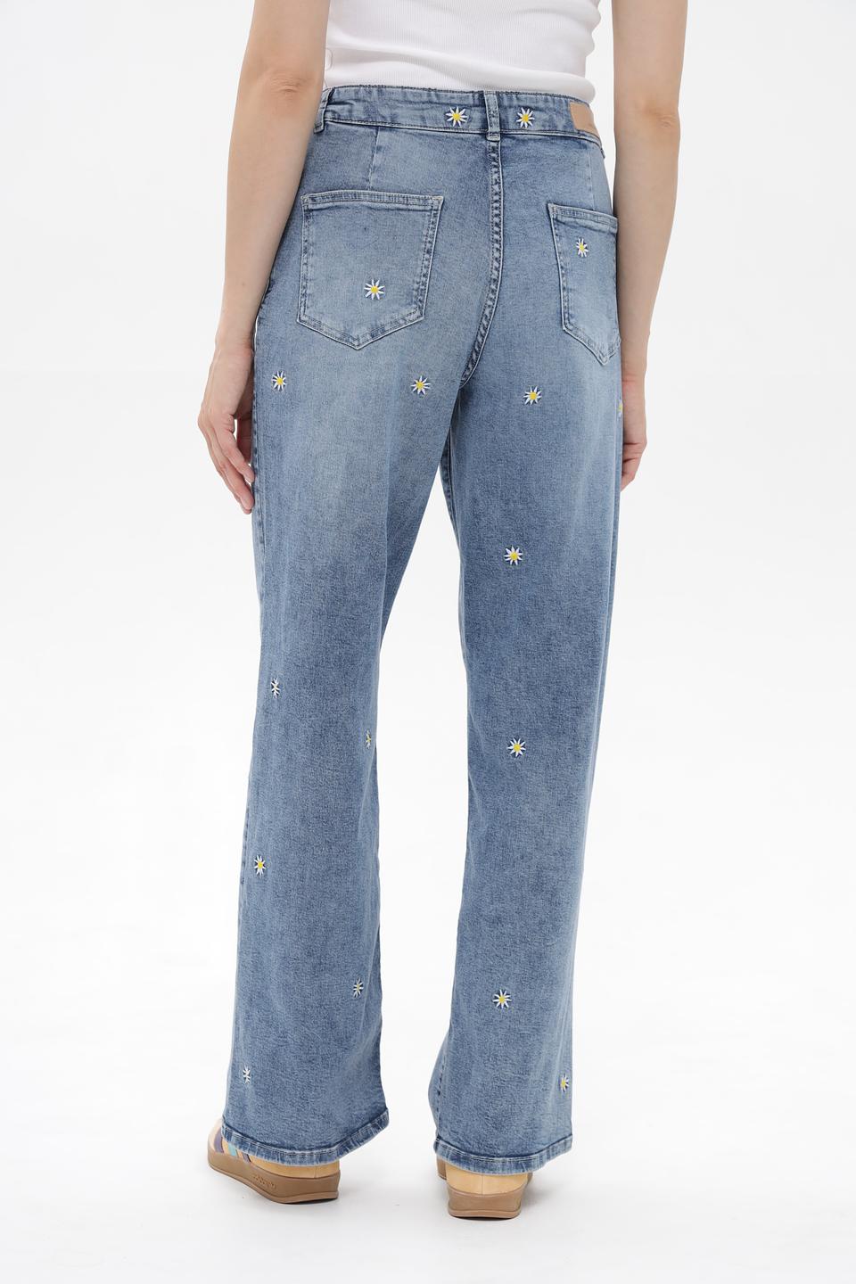 Джинсы More and More с вышивкой ромашками