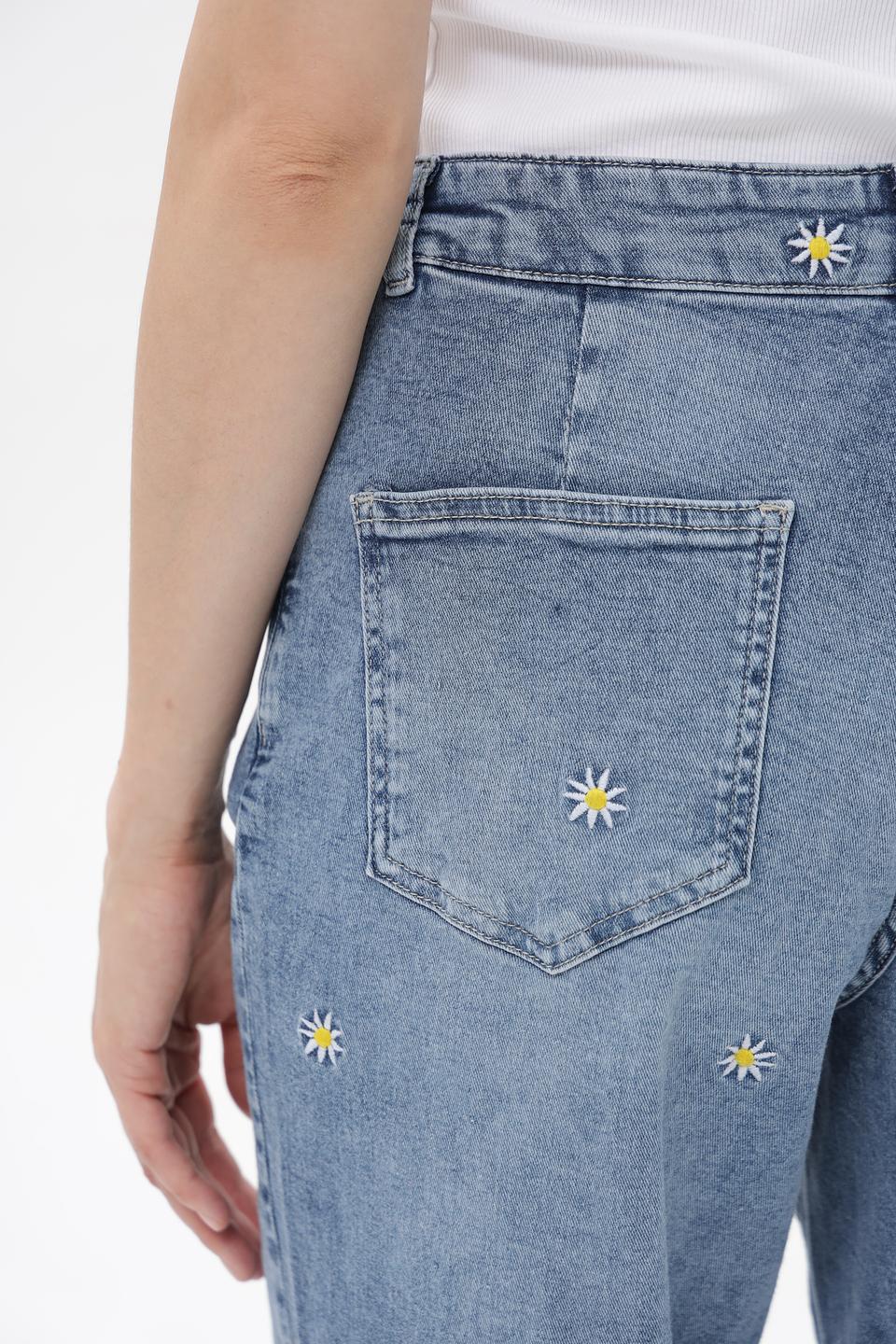 Джинсы More and More с вышивкой ромашками