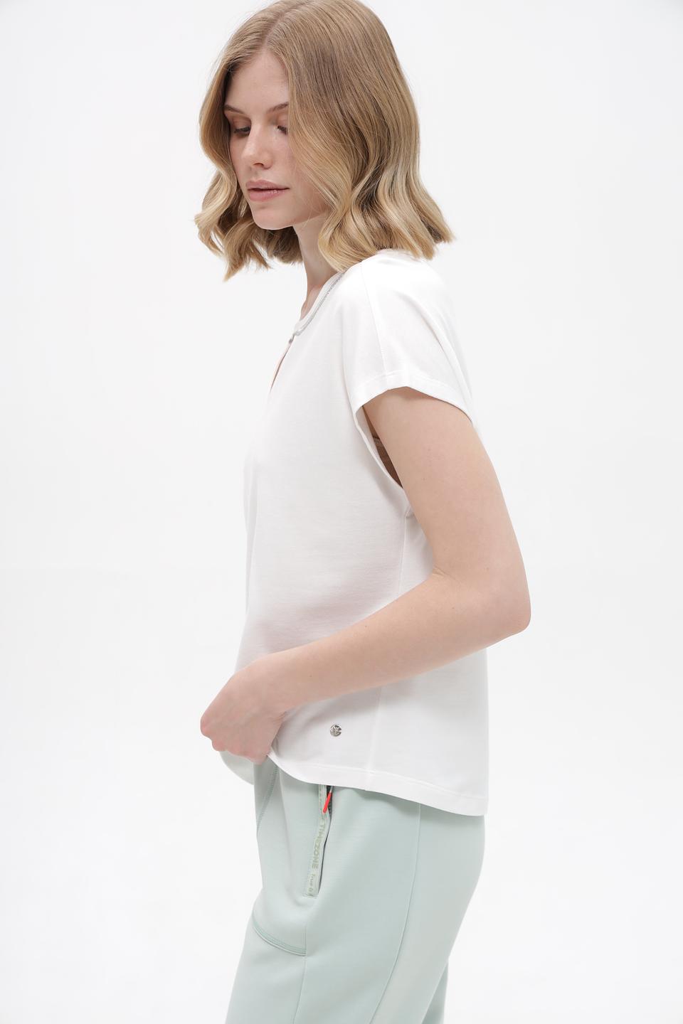 Футболка Monari с вырезом