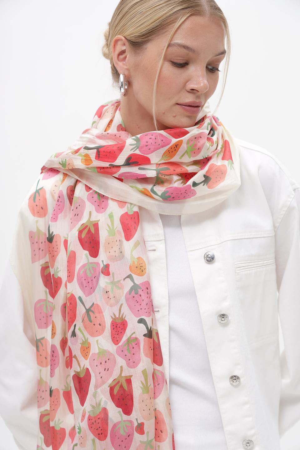 Шарф Fraas с клубничным принтом