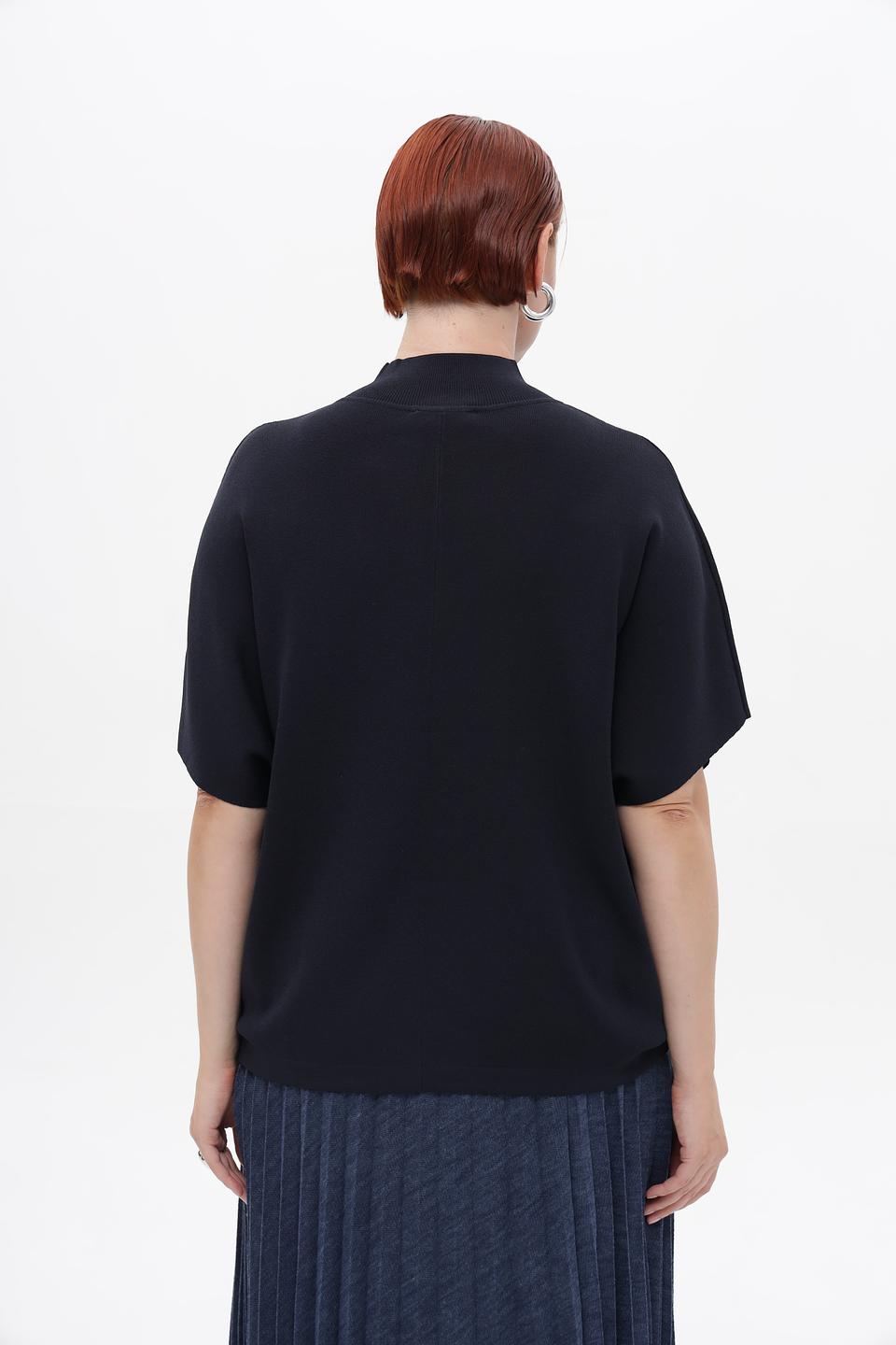 Пуловер Tuzzi чёрный с рукавом-крылышком