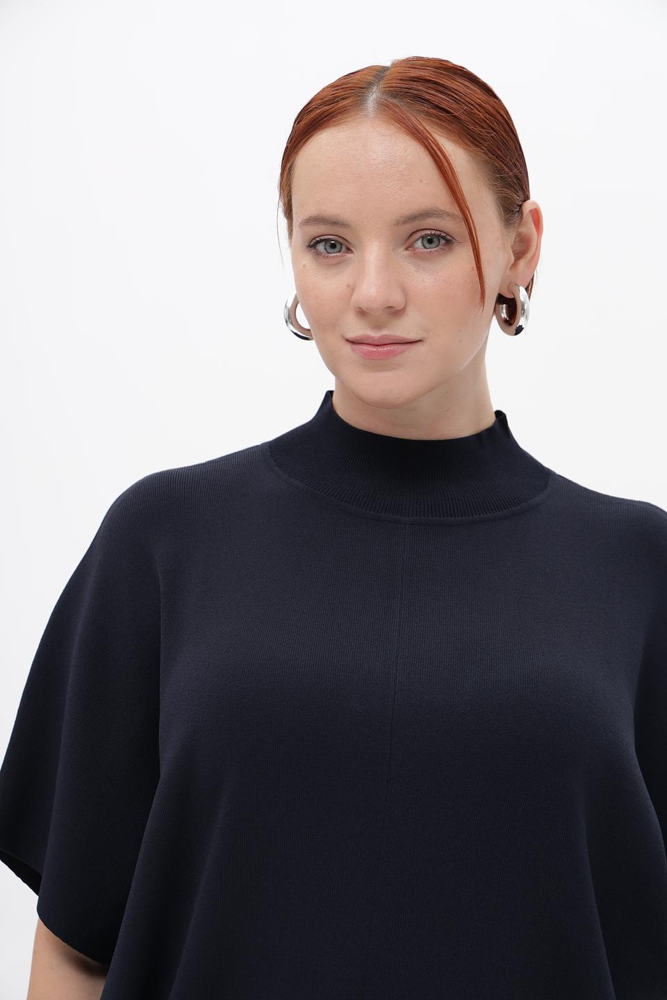 Пуловер Tuzzi чёрный с рукавом-крылышком