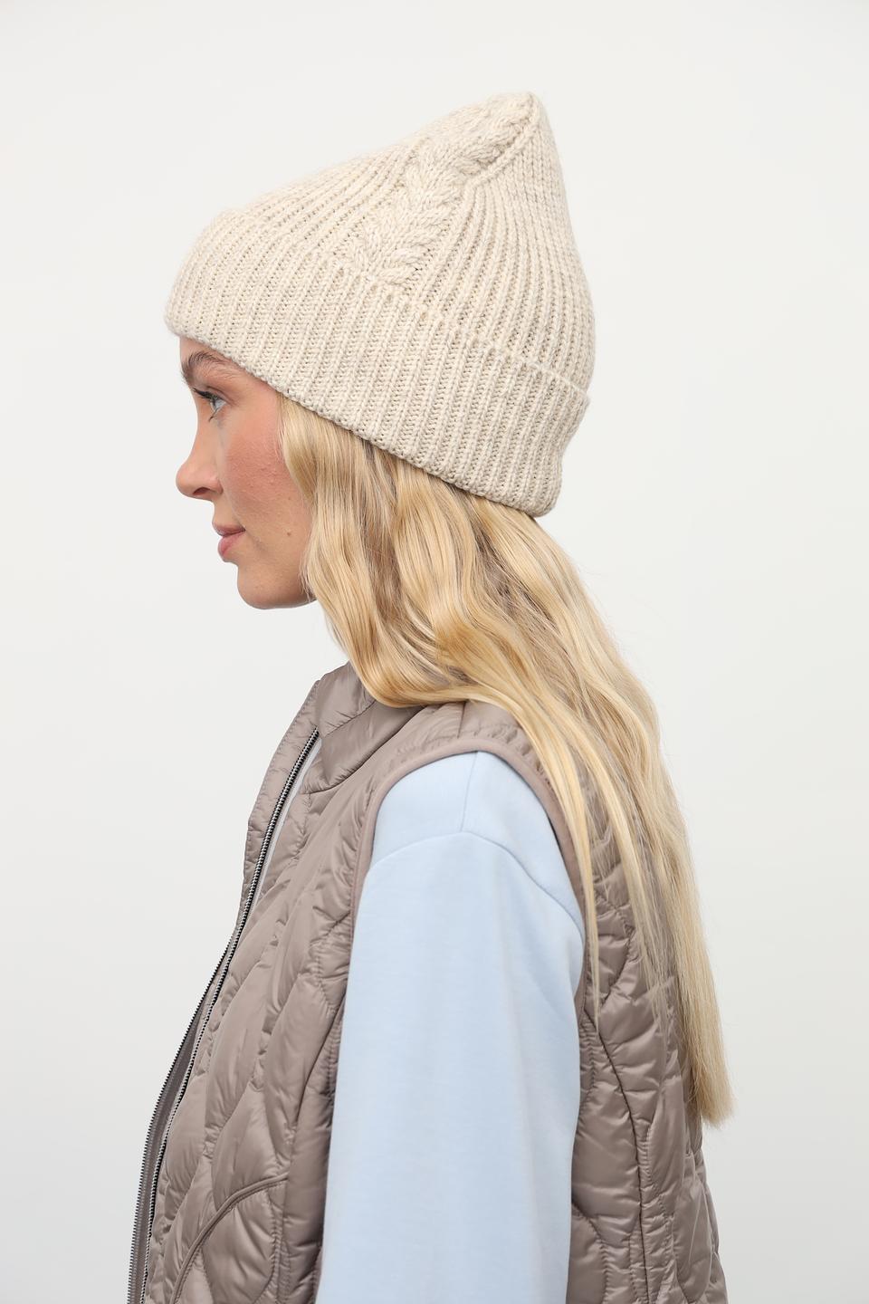 Шапка Julia Florenzi бежевая