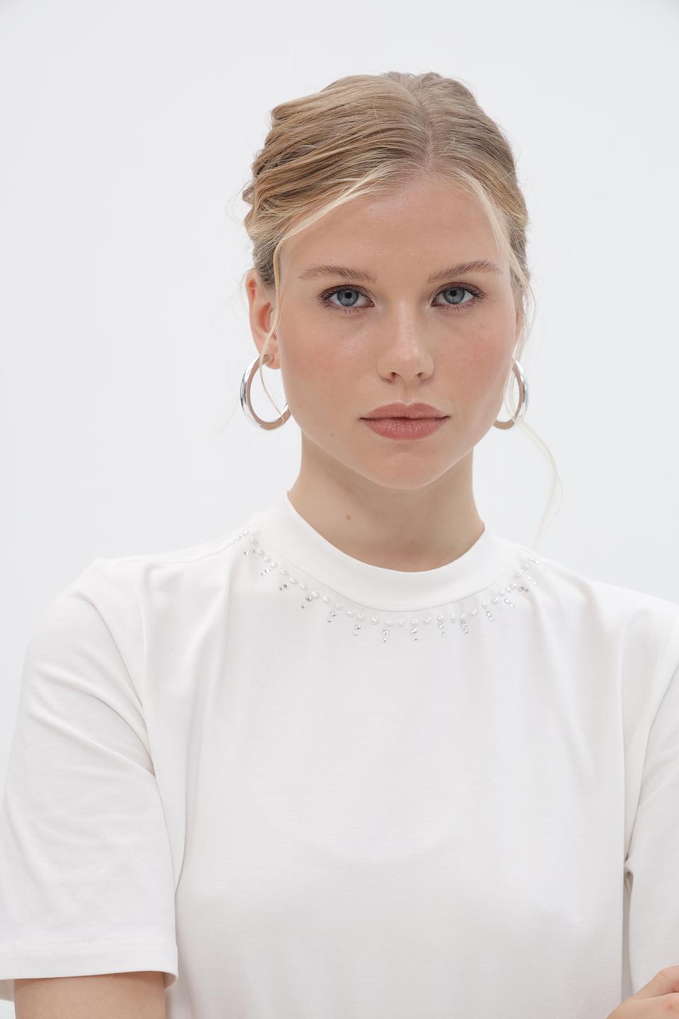 Футболка More and More с декором