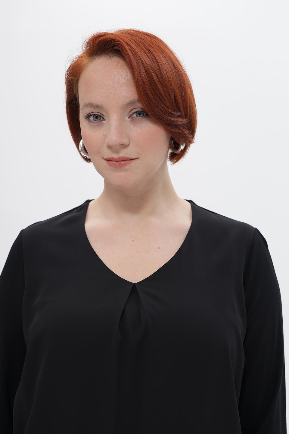 Блузка Frank Walder черная с V-образным вырезом