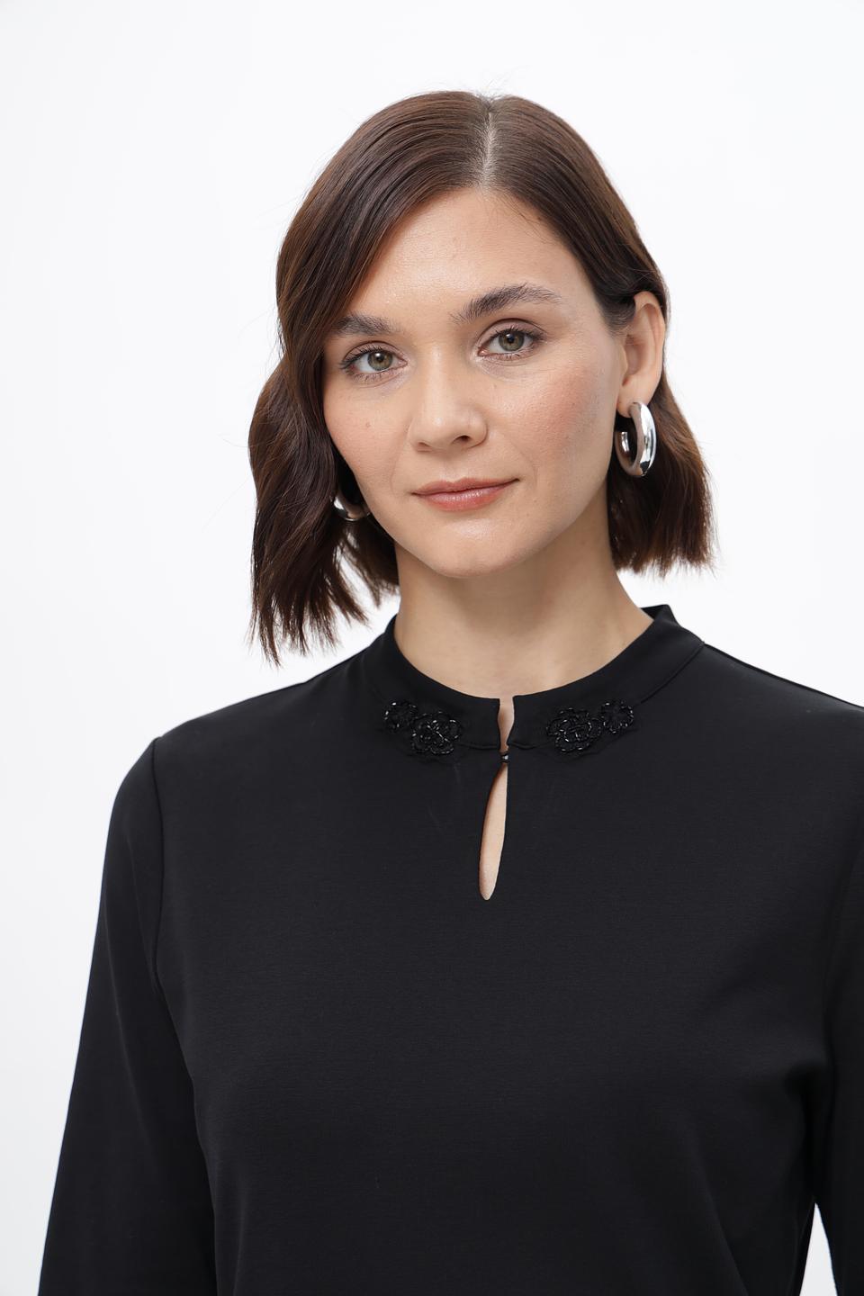 Блуза Marc Cain с вырезом