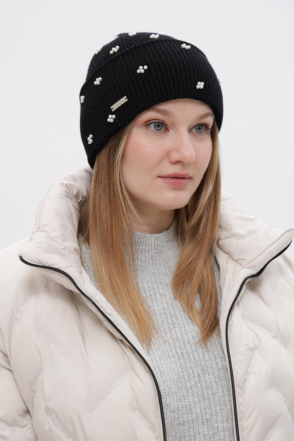 Шапка Seeberger с бусинами черная