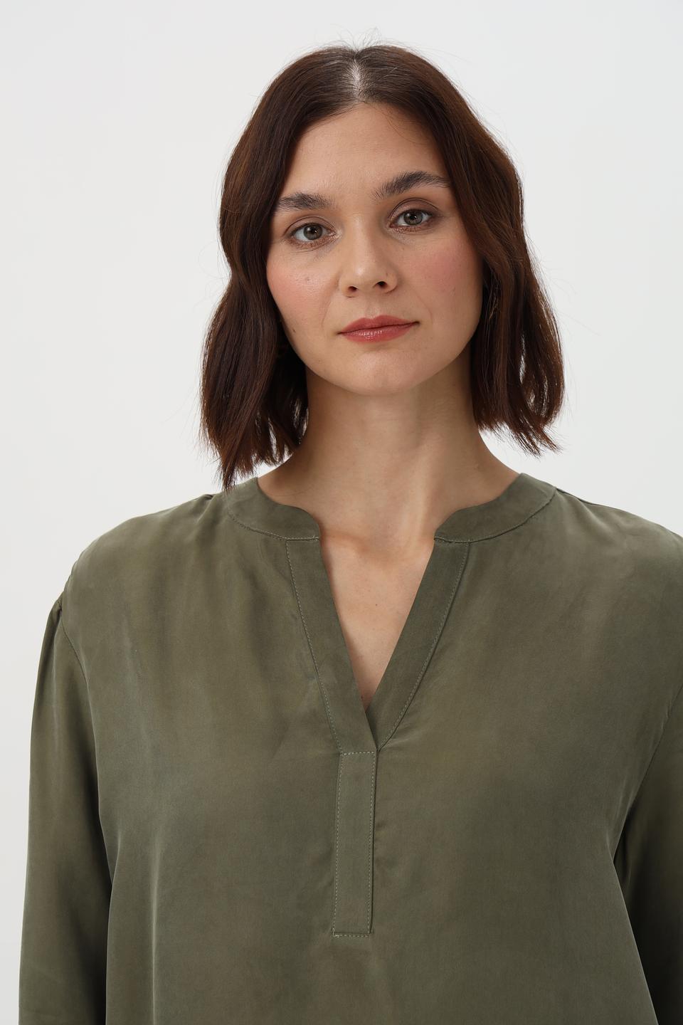 Блузка Lecomte оливковая с V-образным вырезом