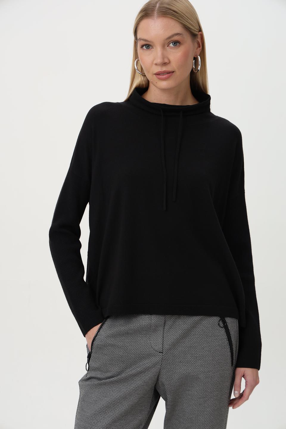 Пуловер Miss Lagotte с капюшоном черный