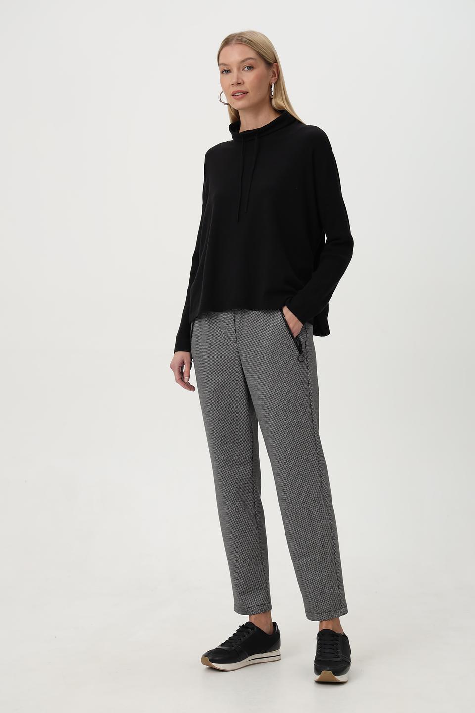 Пуловер Miss Lagotte с капюшоном черный