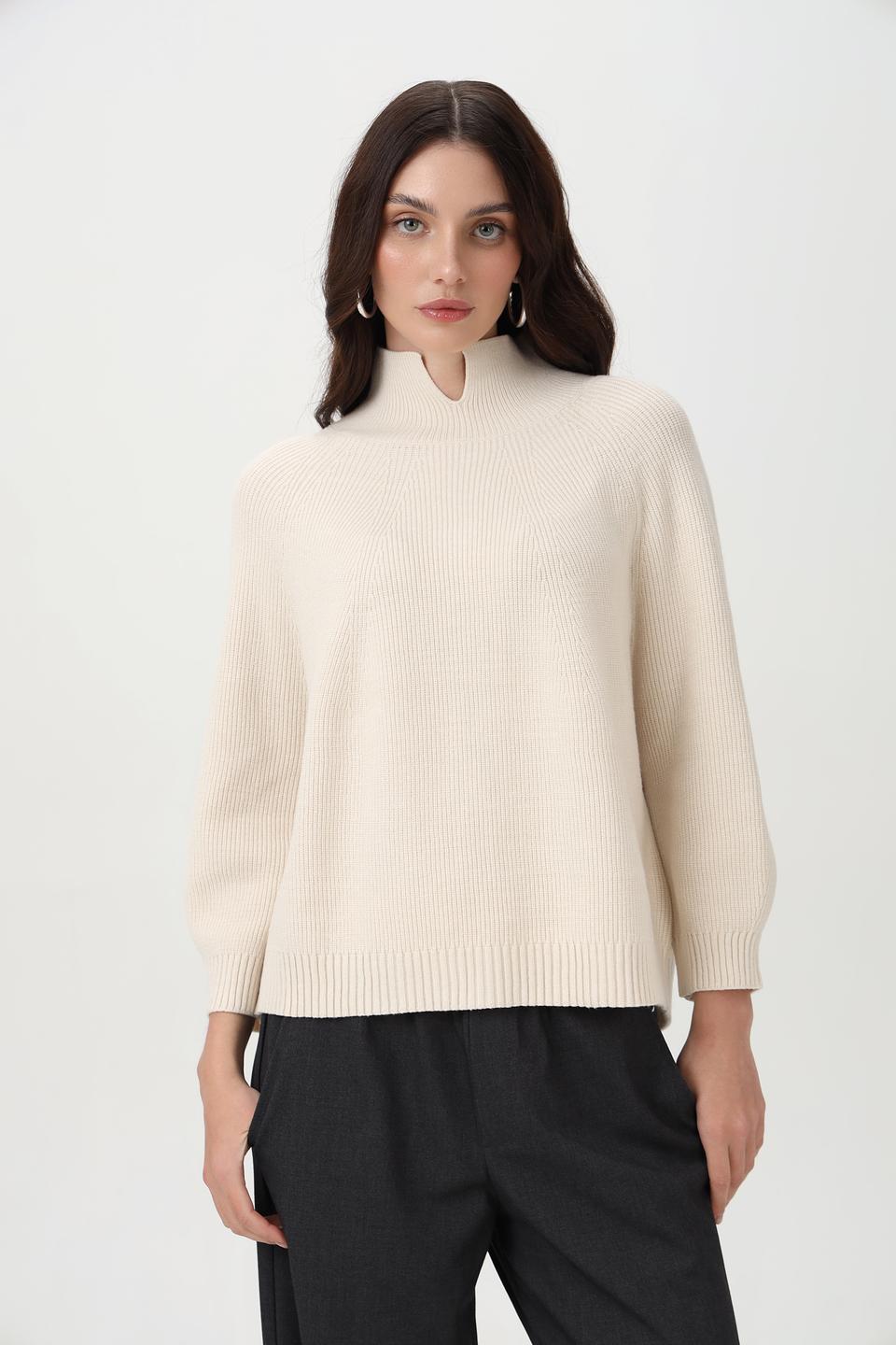 Пуловер Oui бежевый с вырезом