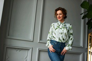Как выбрать подходящую блузку под свой тип фигуры: советы стилистов