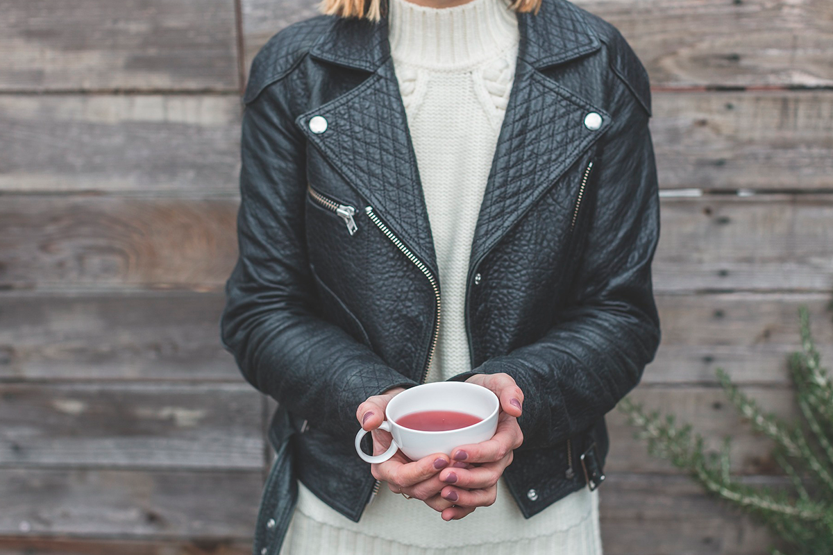 She a new jacket. Курточка. Leather Jacket. Fashion Jacket. Женщина застегивает куртку Кадр.