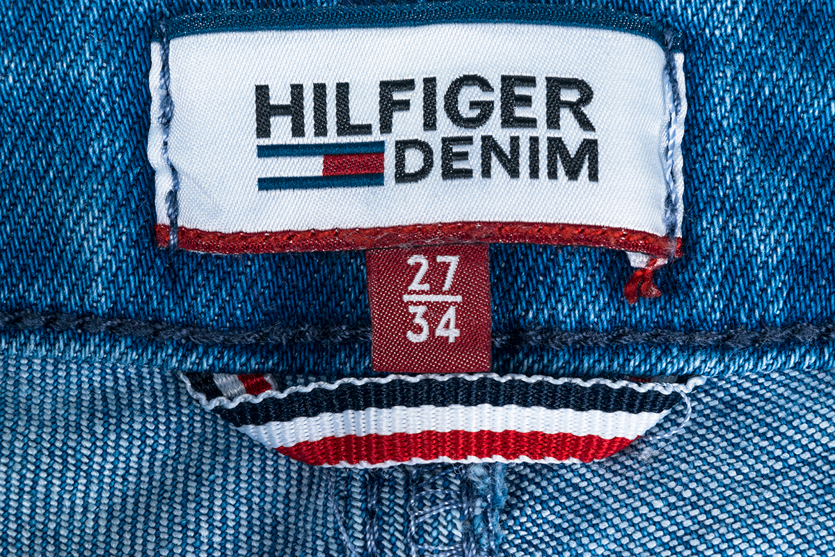 Hilfiger перевод на русский. Томми Хилфигер джинс лейбл. Томми Хилфигер Hilfiger Denim.. Томми джинс и Томми Хилфигер. Джинсы Tommy Hilfiger с нашивками.